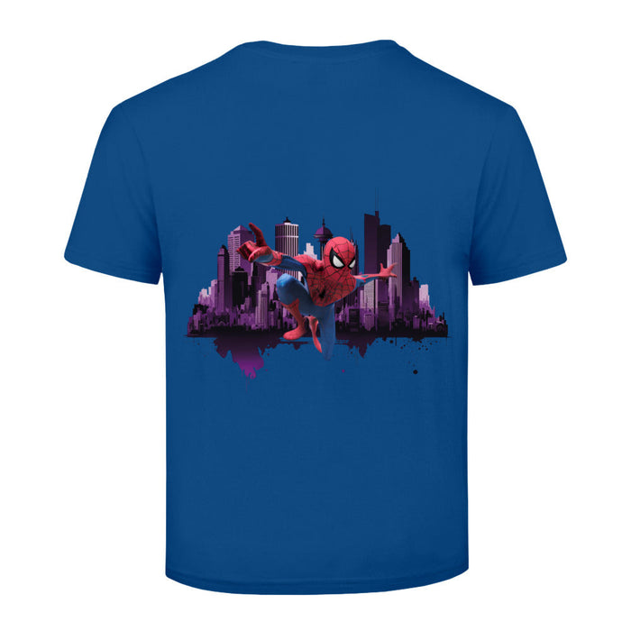 Spider Man fliegt über die Stadt  Kinder T-Shirt