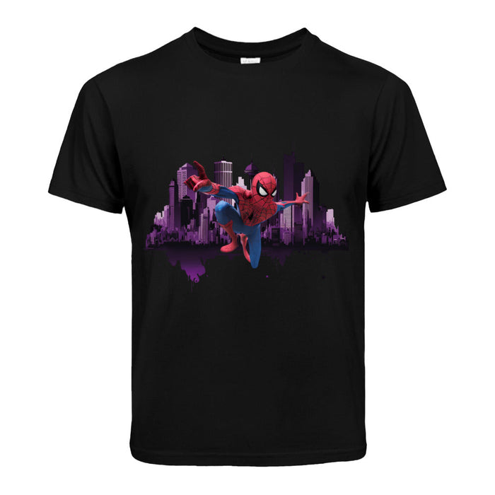 Spider Man fliegt über die Stadt  Kinder T-Shirt